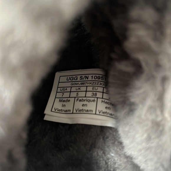 UGG Fluff Yeah Slides. Great condition. Size 7. - Picture 6 of 8